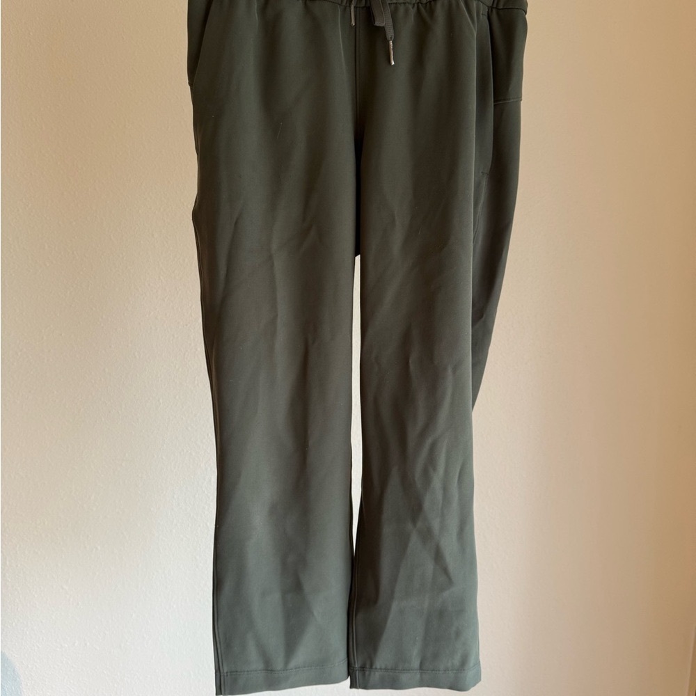 Lululemon on the fly green trousers cropped